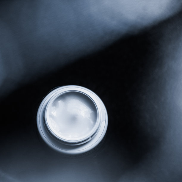 奢华面霜上柔软的丝绸-抗衰老，美容和美容风格的概念图片下载