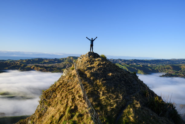 徒步旅行者在马塔山顶，新西兰图片下载