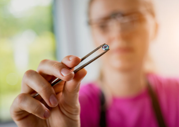 年轻的女珠宝商在车间制作珠宝图片下载