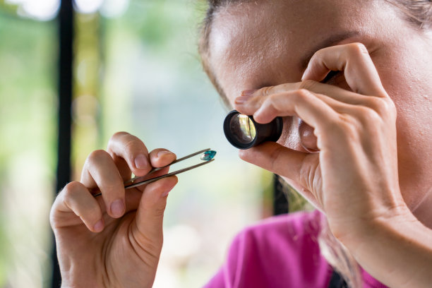 年轻的女珠宝商在车间制作珠宝图片下载