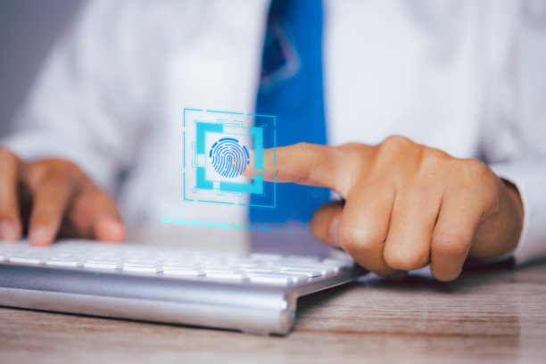 商家门禁扫描指纹生物识别身份并审批。通过有效的指纹扫描获得安全访问权限，网络安全。控制论商业概念。图片下载