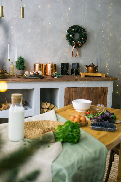 家新春内饰。圣诞树上挂满了礼物，厨房里装饰着花环。温馨的家庭度假氛围，阁楼设计的房间，斯堪的纳维亚风格。图片下载