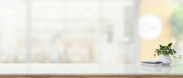 在白色桌面上复制空间，在模糊明亮的背景上放上书籍和盆栽图片下载
