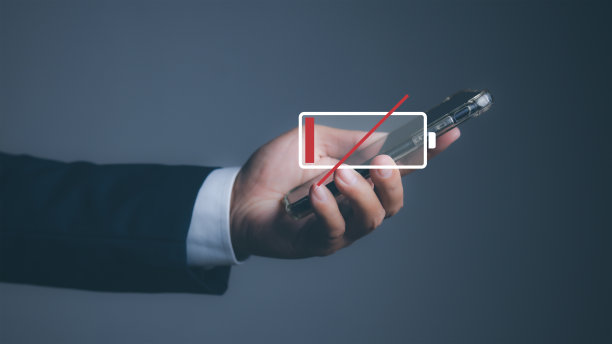 智能手机电量不足，商人拿着电量不足的智能手机。图片下载