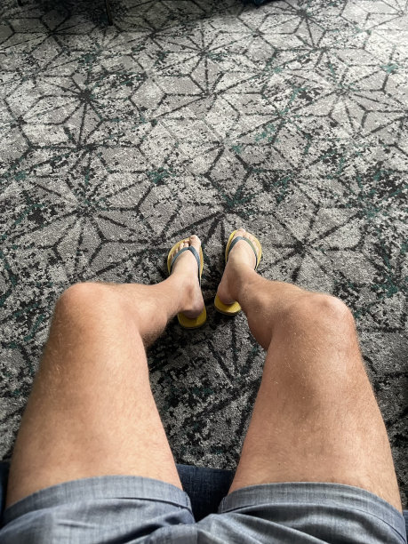 坐下来休息。图片下载