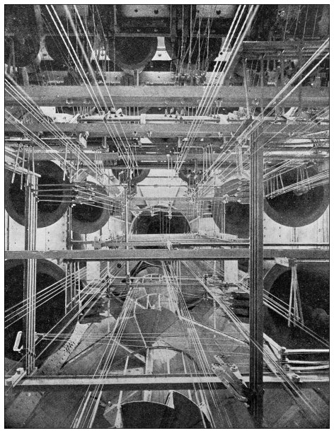 古色古香的图像:圣日耳曼·欧塞尔罗伊斯的Carillon，从下看图片下载