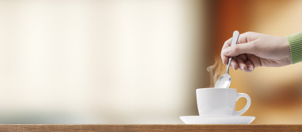 女士在休息时间喝咖啡图片下载