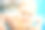 小红发男孩用手托着在泳池里洗澡，婴儿在水里游泳，夏日休闲图片下载