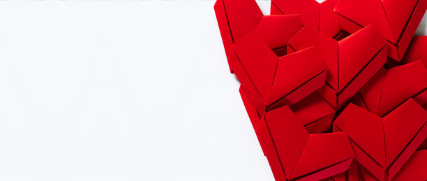 纸心在白色背景，红色的纸心孤立在白色背景与复制空间图片下载