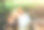 漂亮的老夫妇坐在公园的长椅上。奶奶和爷爷在户外拥抱。金婚纪念日快乐。奶奶和爷爷的浪漫照片。真正的爱。图片下载
