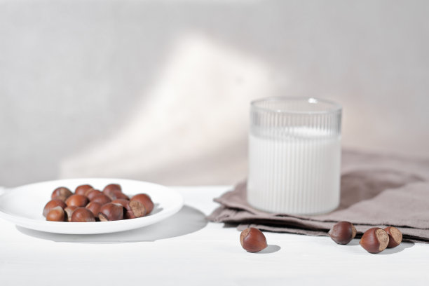 玻璃素食植物牛奶。榛子牛奶和坚果的替代品。健康素食和纯素饮料的概念图片下载