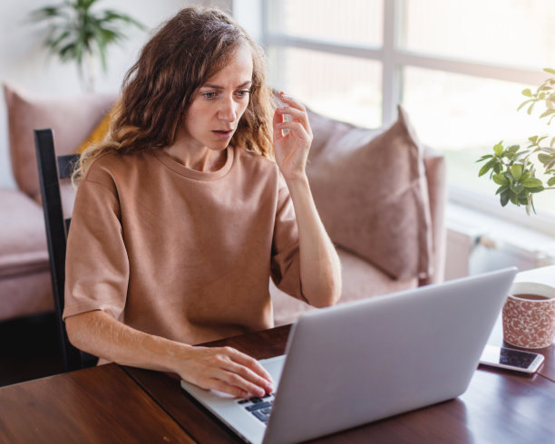 沮丧沮丧的女性自由职业者刚刚得到了不愉快的坏消息图片下载