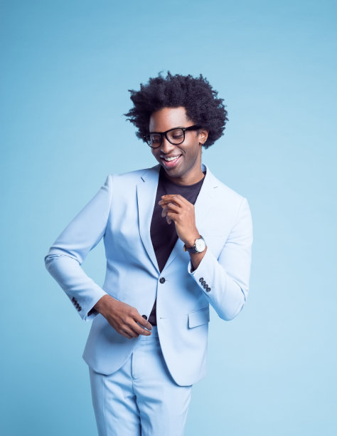 生意人一边掰手指一边跳舞图片下载