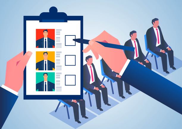 经理拿着剪贴板上的简历，给不同的应聘者打分。图片下载