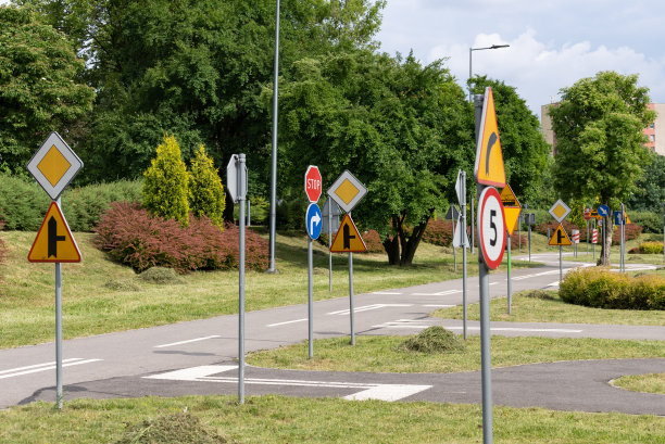 波兰有道路标志和交通标志的街道。自行车广场标志学习区图片下载