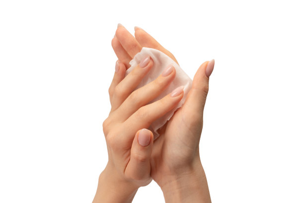 一个女人手里的湿巾孤立在白色的背景上。图片下载