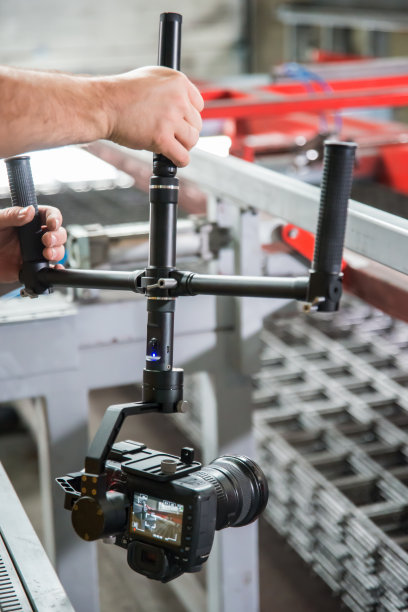 摄影师和摄像师手持相机，拍照或录像图片下载