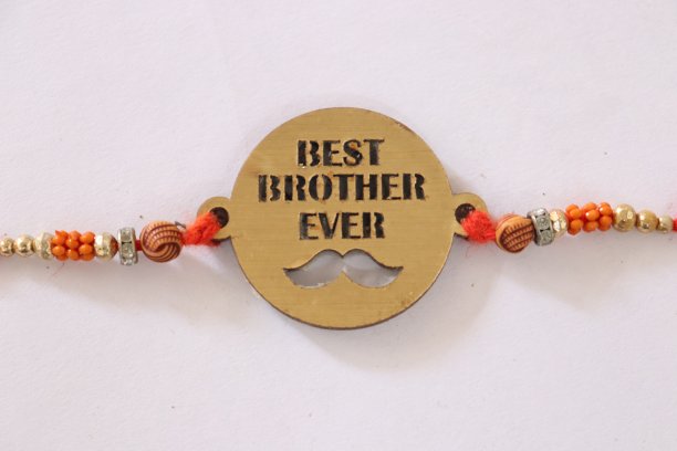 在一个孤立的白色背景中，rakshabandhan的木制Rakhi的中心部分有胡子图片下载