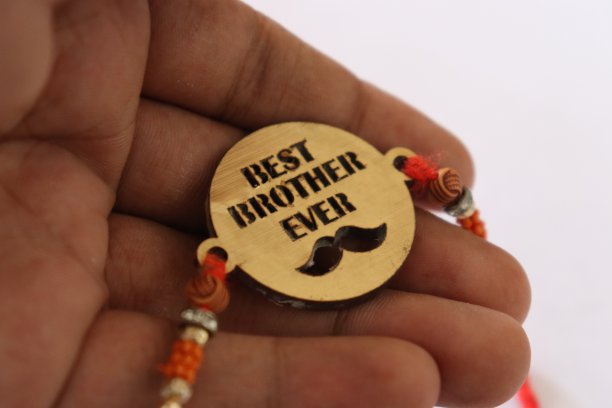 有史以来写得最好的兄弟的Rakhi，在rakshabandhan的木制Rakhi的中心部分有胡子，白色背景图片下载
