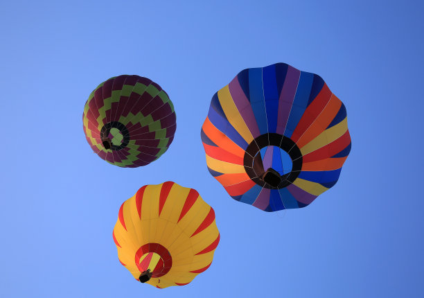 2023年，意大利翁布里亚，佩鲁贾，瓜尔多卡塔内奥，三个彩色热气球在飞行，从下面看，对着晴朗的蓝天图片下载