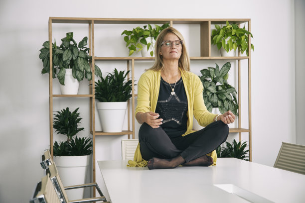 女商人在办公桌上冥想图片下载