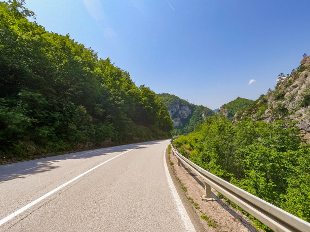 维谢格拉德被郁郁葱葱的大自然环绕的山路图片下载