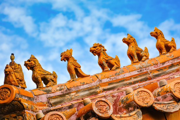 中国北京紫禁城屋檐上雕刻的神话动物图片下载