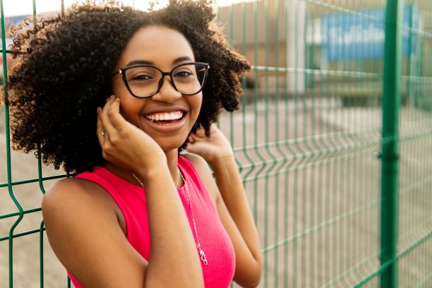 戴眼镜的非洲年轻女子肖像。近视视觉概念。图片下载