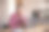 一个坐在轮椅上的漂亮女人在家里用笔记本电脑工作的画像。图片下载