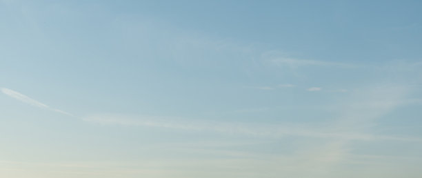 漂亮的无云空蓝天全景背景图片下载