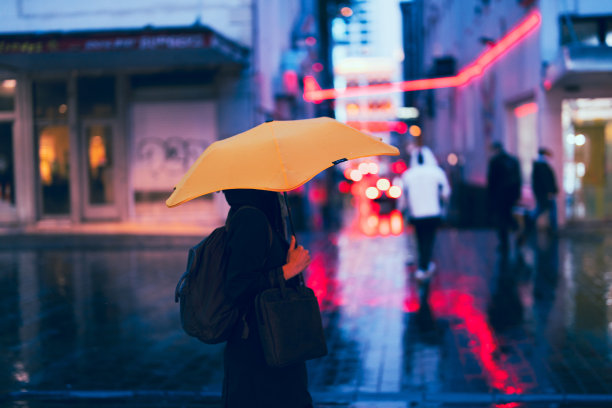 城市里的雨天。图片下载