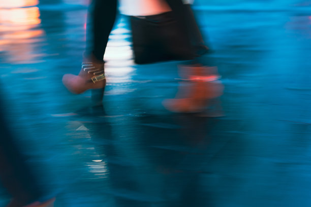 下雨天在城里购物。图片下载