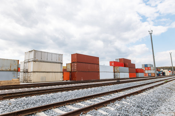 铁路公路上的工业集装箱图片下载