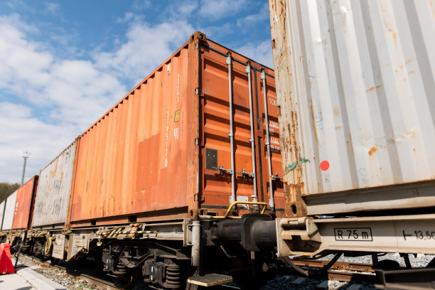 铁路公路上的工业集装箱图片下载