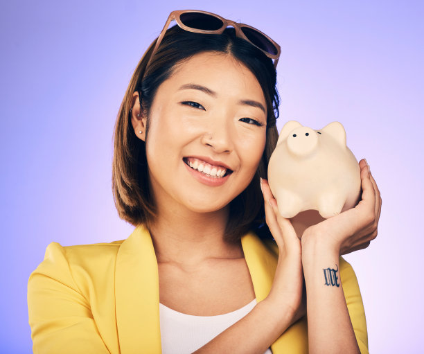 储蓄罐，理财肖像和女人用储蓄，投资和幸福为预算保险。年轻的亚洲人的财务管理，资金安全或银行安全工作室紫色背景图片下载