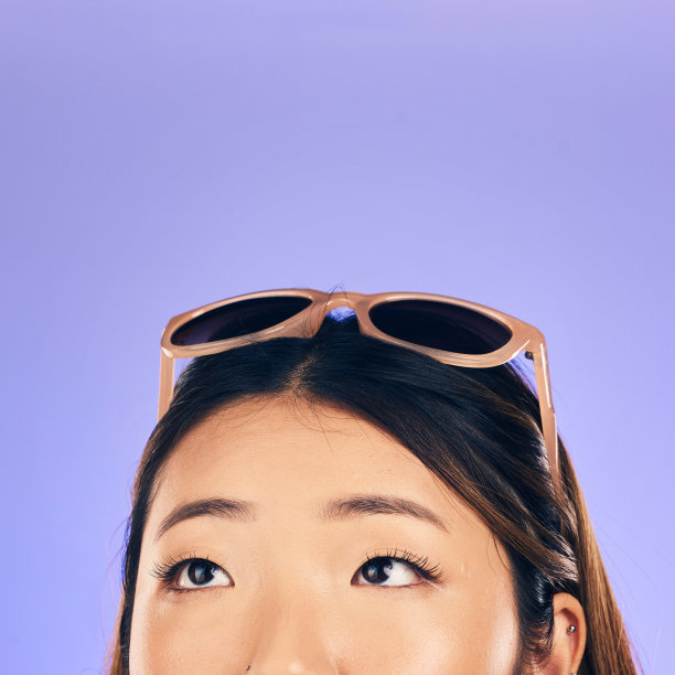 思考，脸和女人与太阳镜的夏天，假期或假期的想法在紫色工作室背景。选择，决定和亚洲模特戴上眼镜的海滩，风格或时尚图片下载