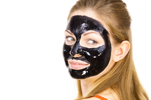 妇女与黑色剥皮面膜在脸上图片下载