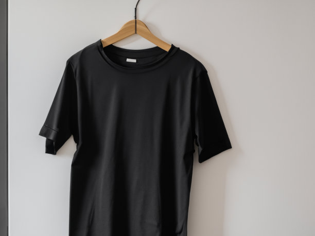 现实的t恤模型|衣架上的空白黑白t恤，设计模型。清楚纯棉t恤模拟模板。服装商店标识模拟品牌展示图片下载