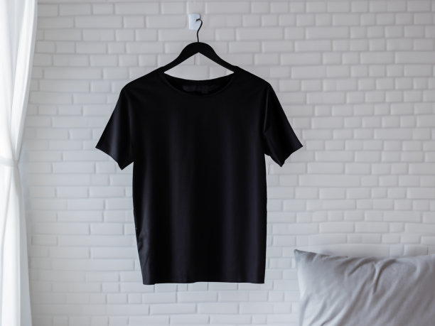 现实的t恤模型|衣架上的空白黑白t恤，设计模型。清楚纯棉t恤模拟模板。服装商店标识模拟品牌展示图片下载