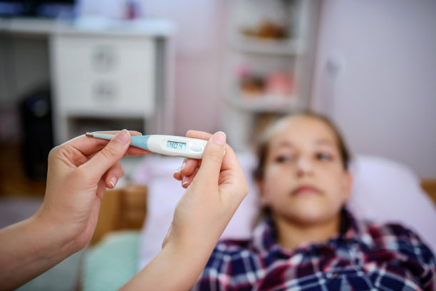 母亲用体温计测量她生病孩子的体温，近照。医疗、保健理念图片下载