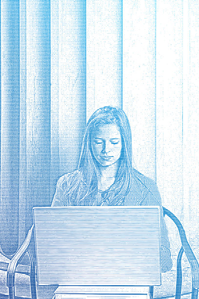 校园里的年轻女子，用笔记本电脑在线学习图片下载