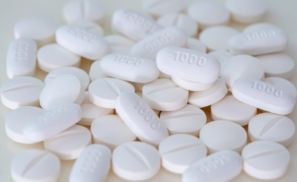 白色背景上的许多白色药丸图片下载