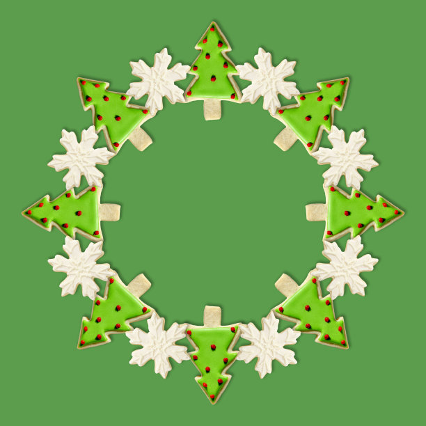 圣诞树和雪花:用节日装饰的冰镇圣诞饼干制作的圣诞花环图片下载