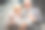 穿着西装的年长男子和成熟的金发女子作为商业伙伴，夫妻朋友或同事交谈，手持数码平板电脑浏览互联网，查看数据，交换意见，复制空间图片下载