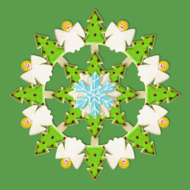 圣诞树、雪花和天使:用圣诞装饰饼干制作的圣诞花环图片下载