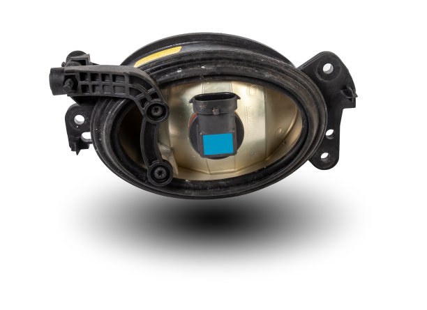 在自动解析或车身维修服务中出售的白色孤立背景的备件-一个雾灯，在事故和损坏后图片下载