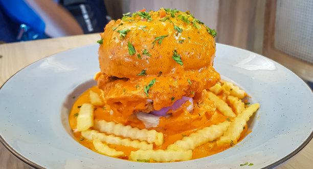 火山芝士汉堡配薯条图片下载