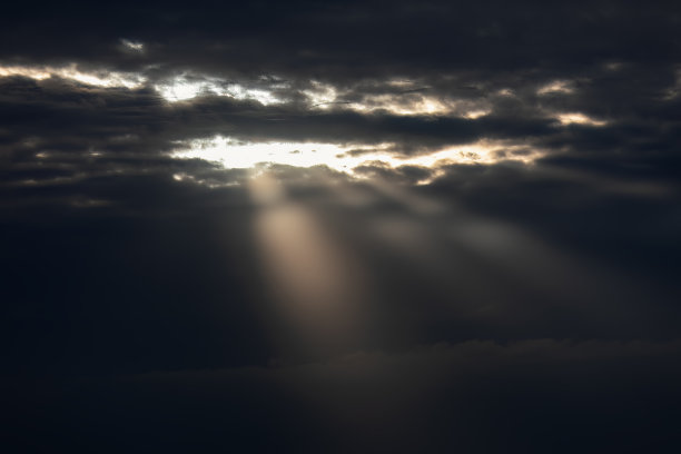 阳光穿过乌云图片下载