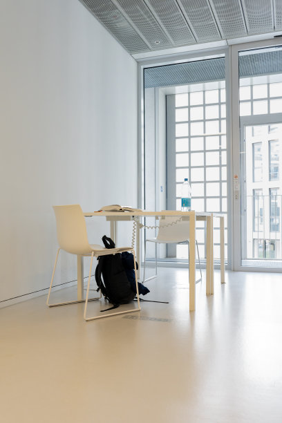 办公室里的办公桌。图片下载