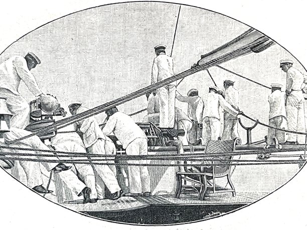 军事训练船，士兵从栏杆上看过去，后视镜图片下载